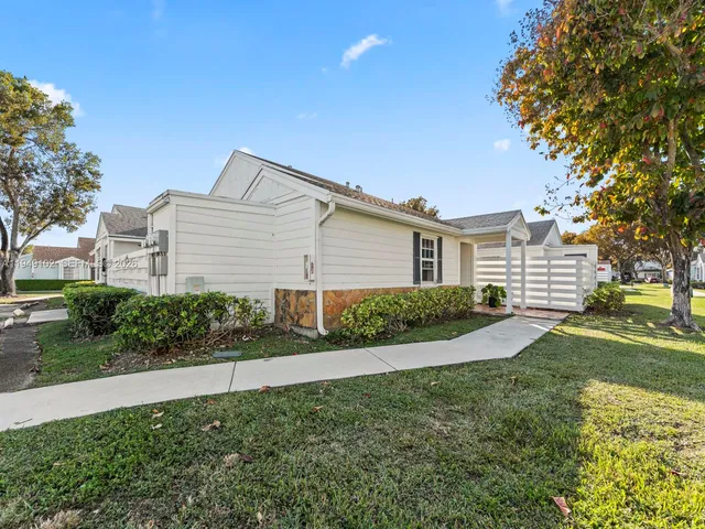 $2,300 | 13737 Southwest 149th Cir Lane, Unit 145, Miami, FL 33186