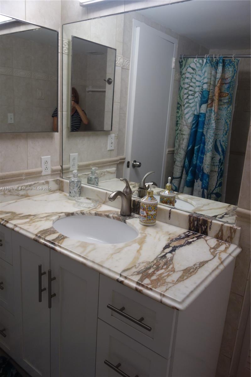 5701 Collins Avenue, Unit 1510 Miami Beach, FL 33140 - Photo 19 of 67 GUEST