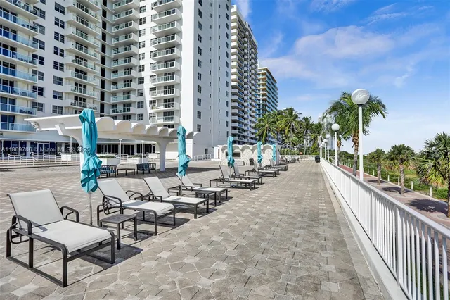 $3,500 | 5701 Collins Avenue, Unit 1510, Miami Beach, FL 33140