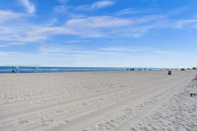 $3,500 | 5701 Collins Avenue, Unit 1510, Miami Beach, FL 33140