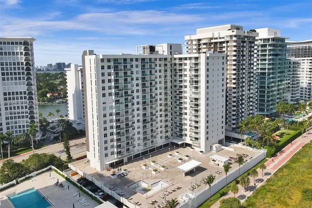 $3,500 | 5701 Collins Avenue, Unit 1510, Miami Beach, FL 33140