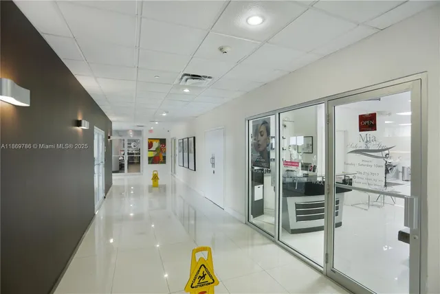 $3,500 | 5701 Collins Avenue, Unit 1510, Miami Beach, FL 33140