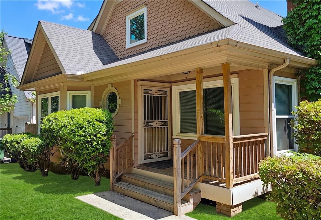 957 Oak Street Southwest Atlanta, GA 30310 - Photo 2 of 17 a front view of a house with a yard