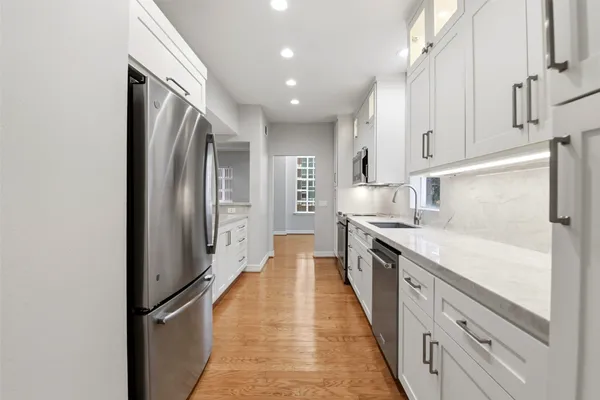 $3,300 | 4004 Montrose Boulevard, Unit 43, Houston, TX 77006