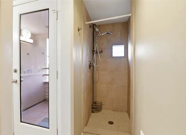 $3,300 | 4004 Montrose Boulevard, Unit 43, Houston, TX 77006