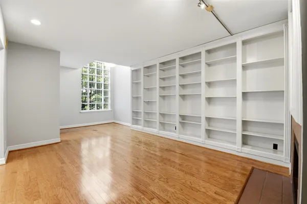 $3,300 | 4004 Montrose Boulevard, Unit 43, Houston, TX 77006