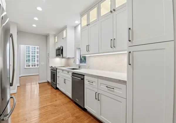 $3,300 | 4004 Montrose Boulevard, Unit 43, Houston, TX 77006