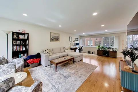 $3,250 | 370 Park Avenue, Unit E, Highland Park, IL 60035