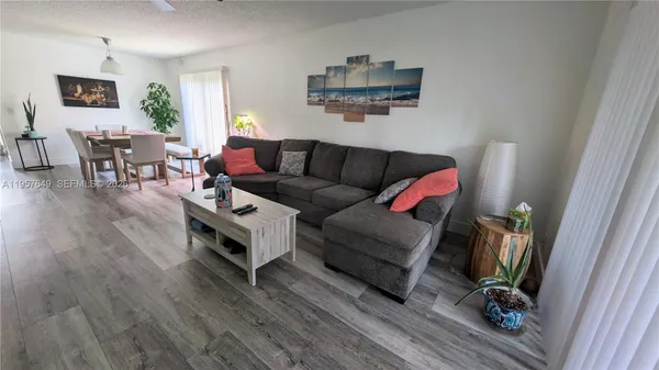 $2,600 | 369 Lakeview Drive, Unit 101, Weston, FL 33326