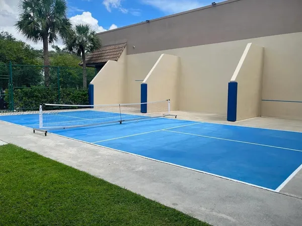 $2,600 | 369 Lakeview Drive, Unit 101, Weston, FL 33326