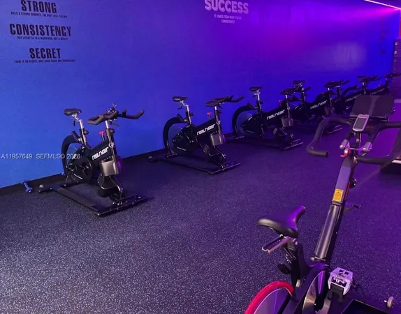 $2,600 | 369 Lakeview Drive, Unit 101, Weston, FL 33326