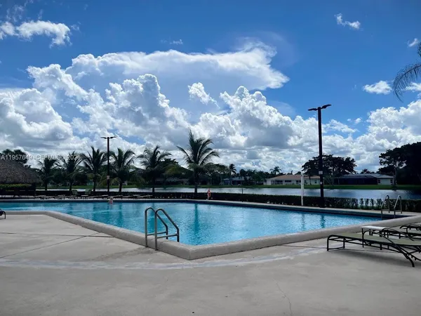 $2,600 | 369 Lakeview Drive, Unit 101, Weston, FL 33326