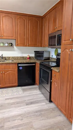 $2,600 | 369 Lakeview Drive, Unit 101, Weston, FL 33326