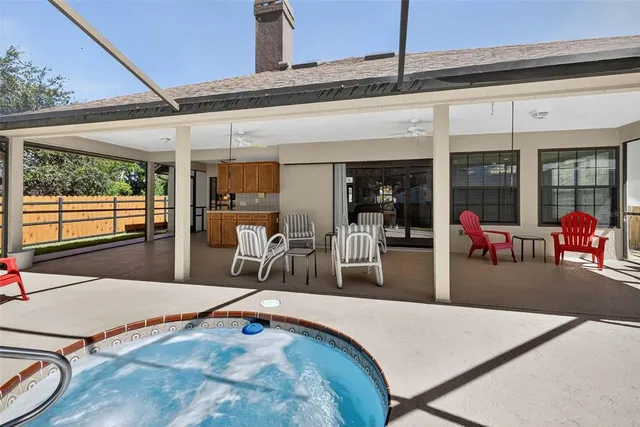 $525,000 | 2401 Natures Court, Valrico, FL 33596