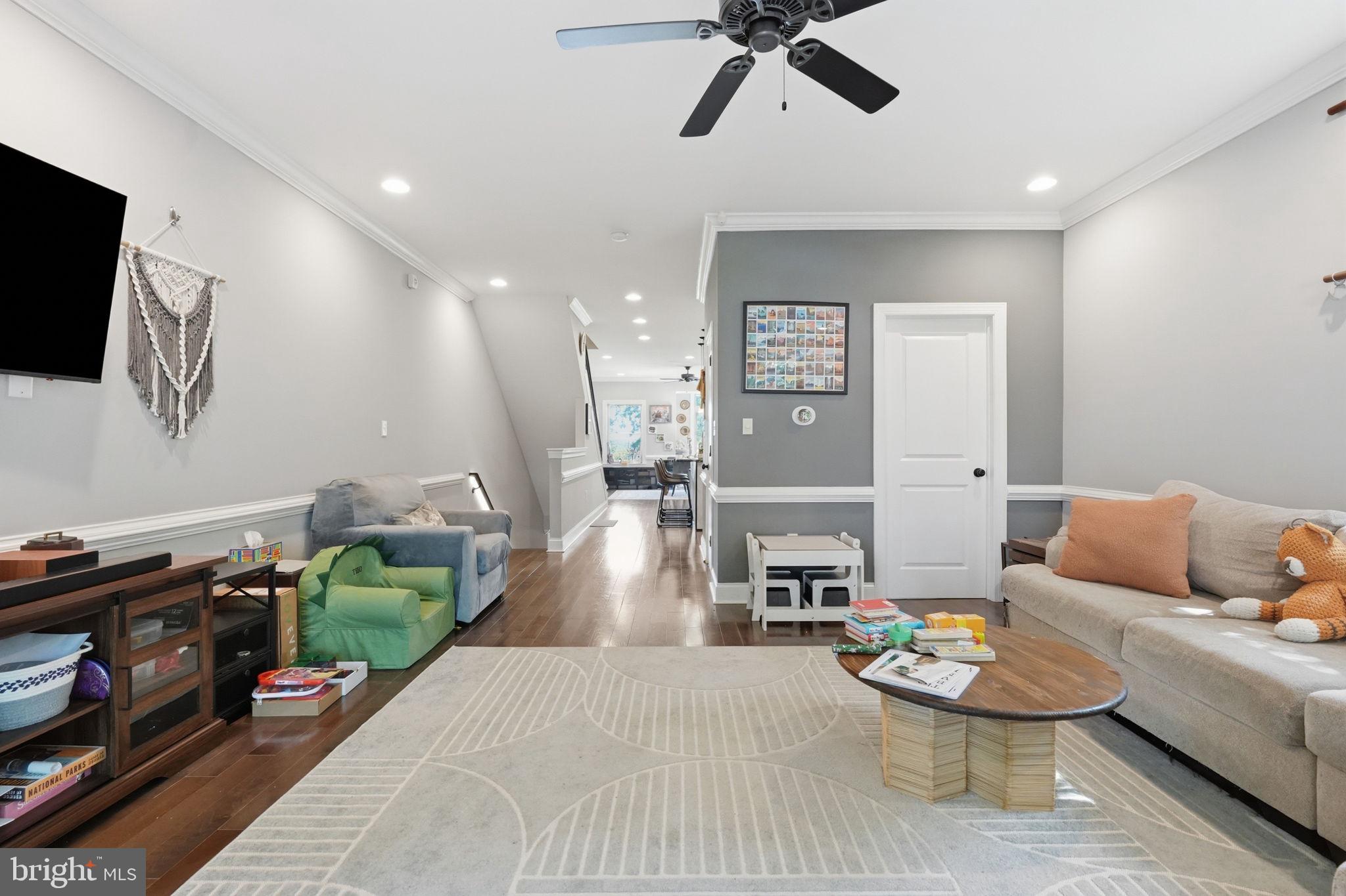255 Ripka Street Philadelphia, PA 19127 - Photo 9 of 73 Bright and inviting living space.