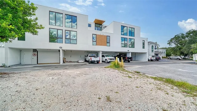 a view of a water fountain in front of a building
