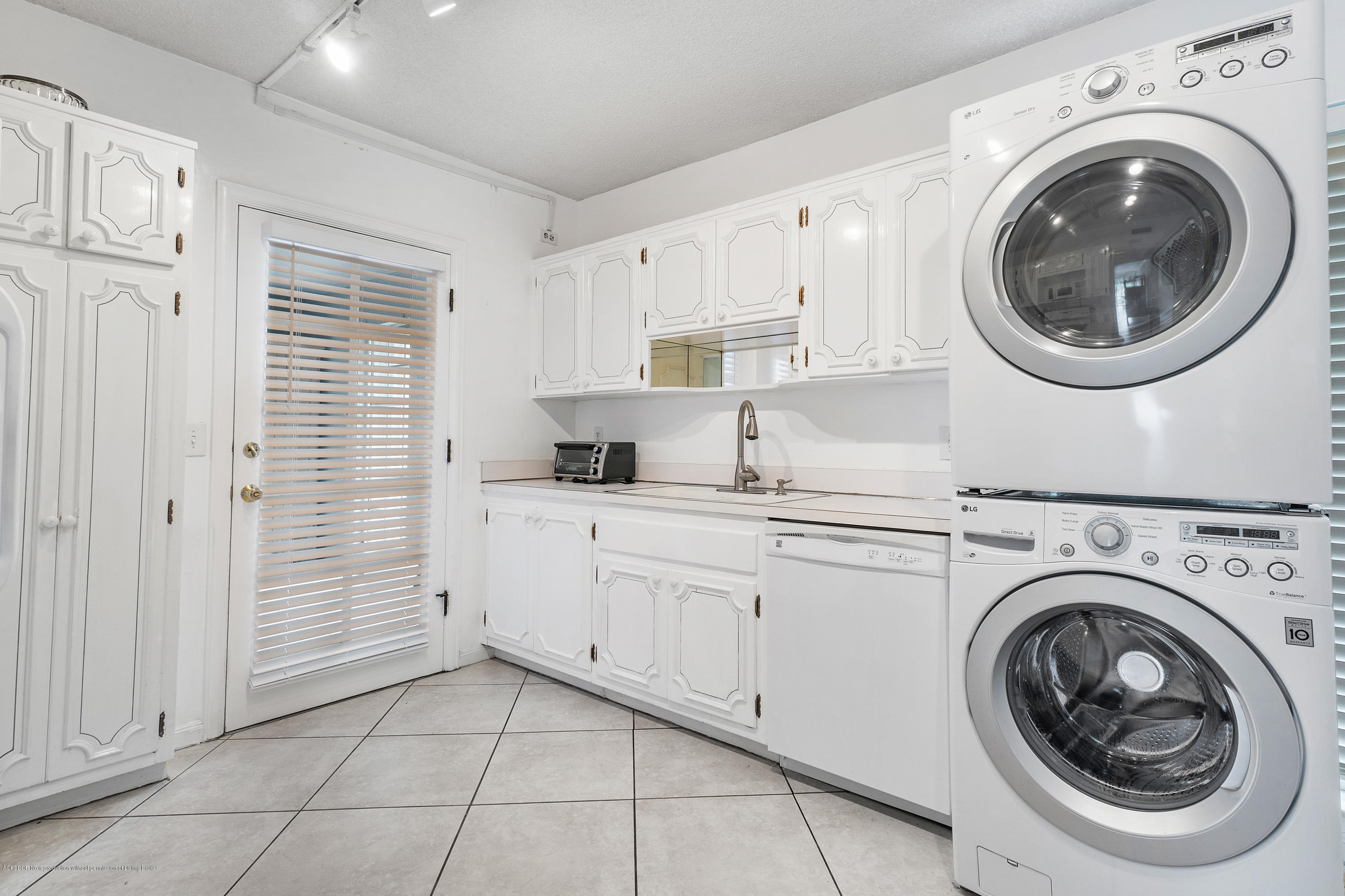 2185 Ibis Isle Road, Unit 40 Palm Beach, FL 33480 - Photo 15 of 28 a kitchen with a washer and dryer in it