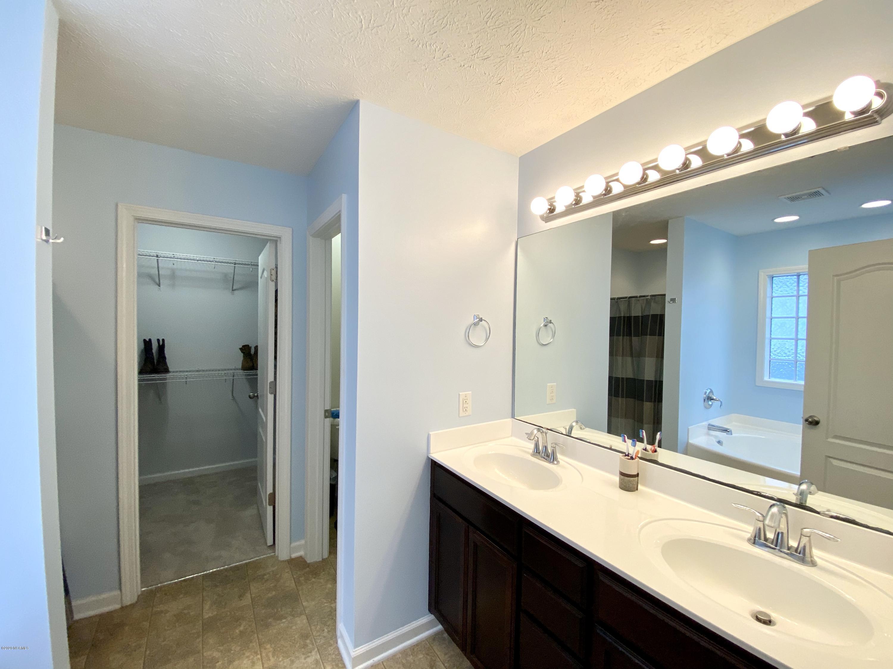 277 Station House Road New Bern, NC 28562 - Photo 20 of 48 Master Bathroom