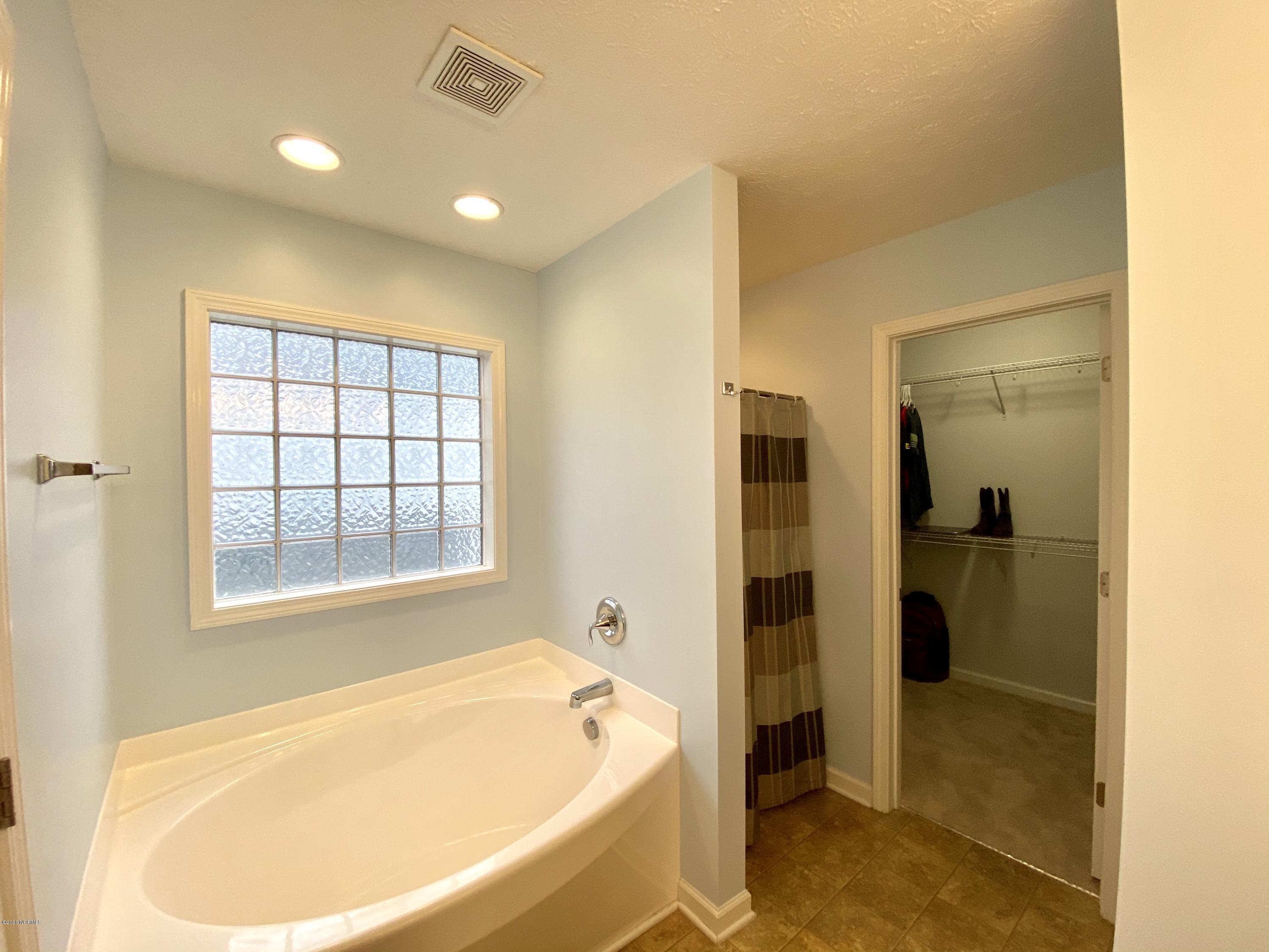 277 Station House Road New Bern, NC 28562 - Photo 21 of 48 Master Bathroom