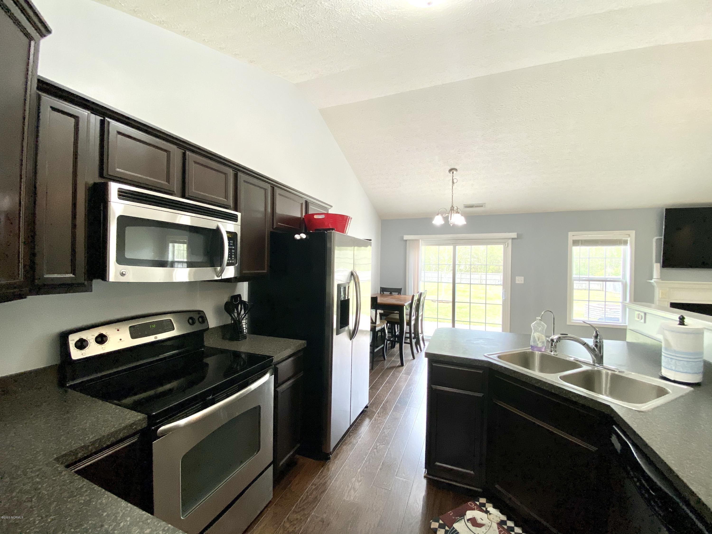 277 Station House Road New Bern, NC 28562 - Photo 3 of 48 Kitchen