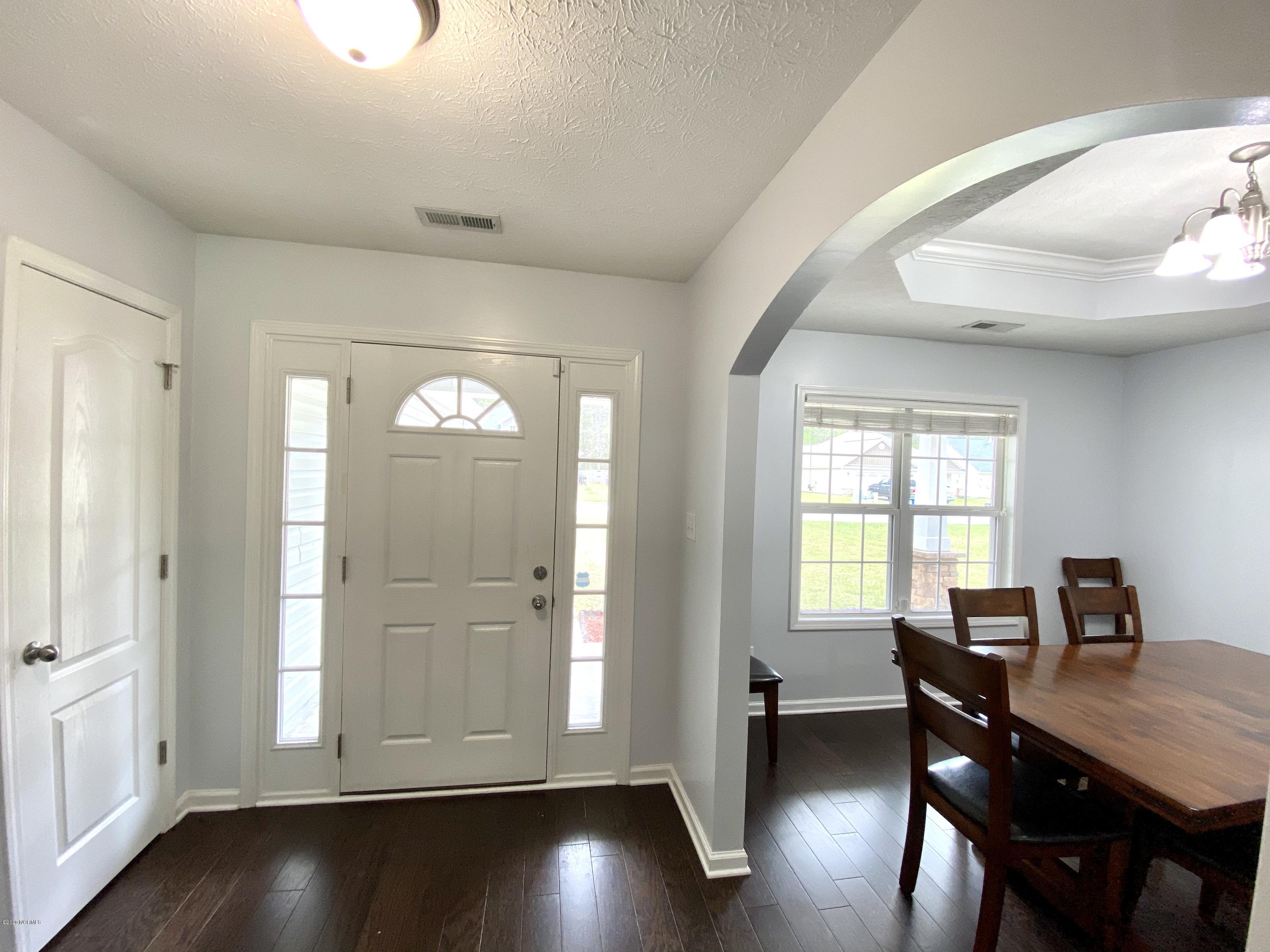 277 Station House Road New Bern, NC 28562 - Photo 9 of 48 Entry and Dining Room