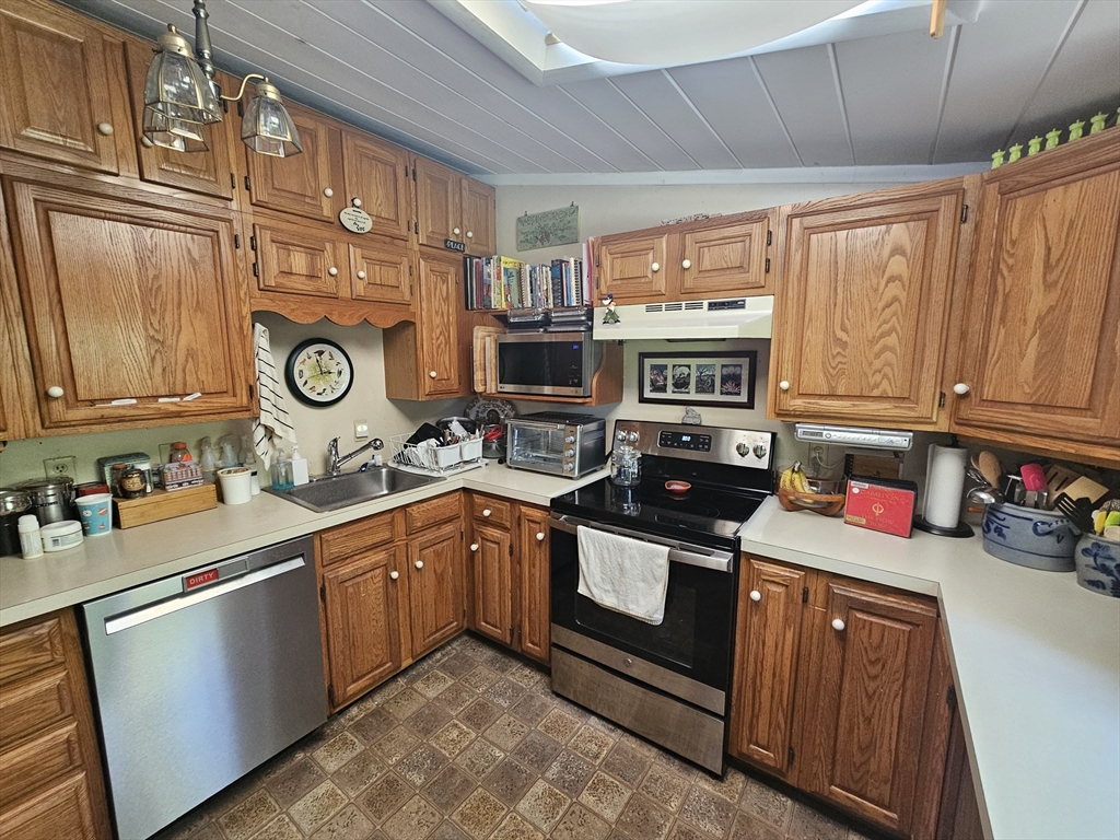 9 Pinecrest Road Littleton, MA 01460 - Photo 6 of 16 Gallery Image 6