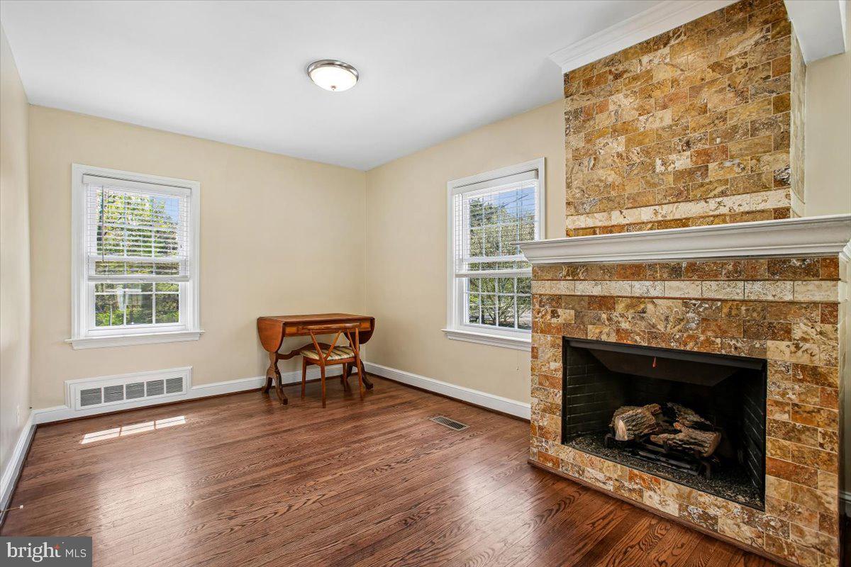1305 Key Drive Alexandria, VA 22302 - Photo 15 of 64 a living room with furniture and a fireplace