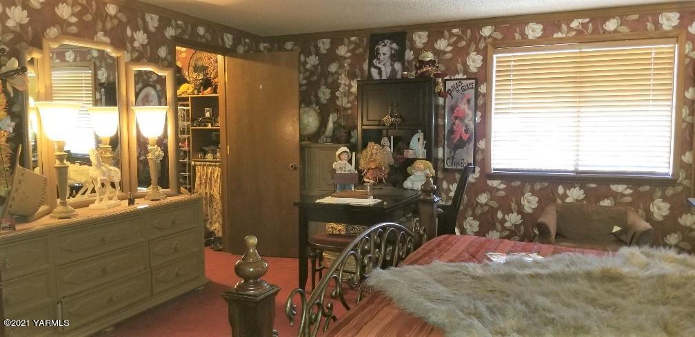 601 Hideaway Road Yakima, WA 98908 - Photo 14 of 39 a bedroom with a bed and a window
