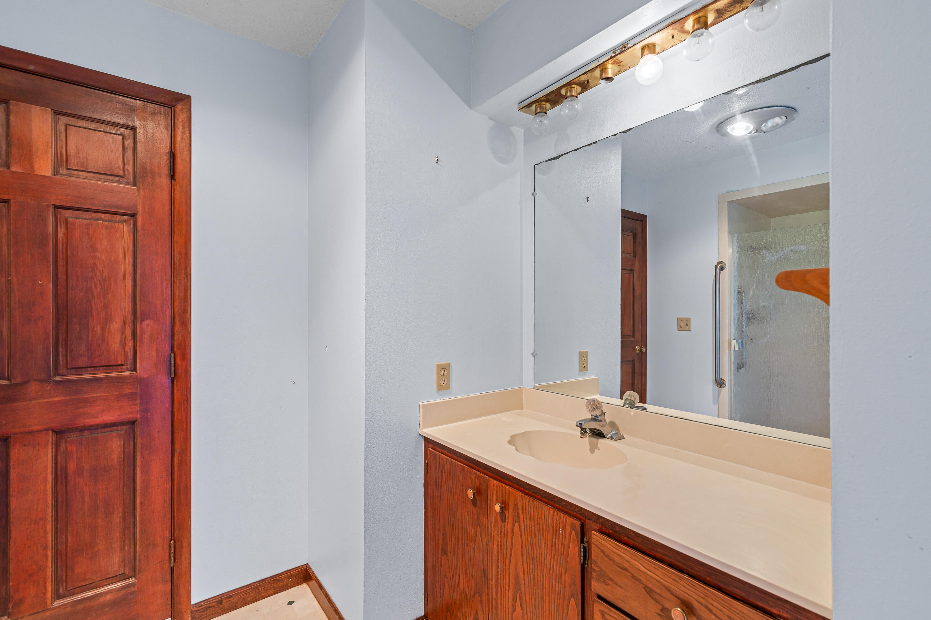 4262 Clayton Road Ashland, OR 97520 - Photo 27 of 54 Bathroom #1.