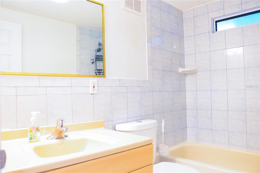 630 Carpenter Road Orlando, FL 32833 - Photo 16 of 23 a bathroom with a sink and a bathtub