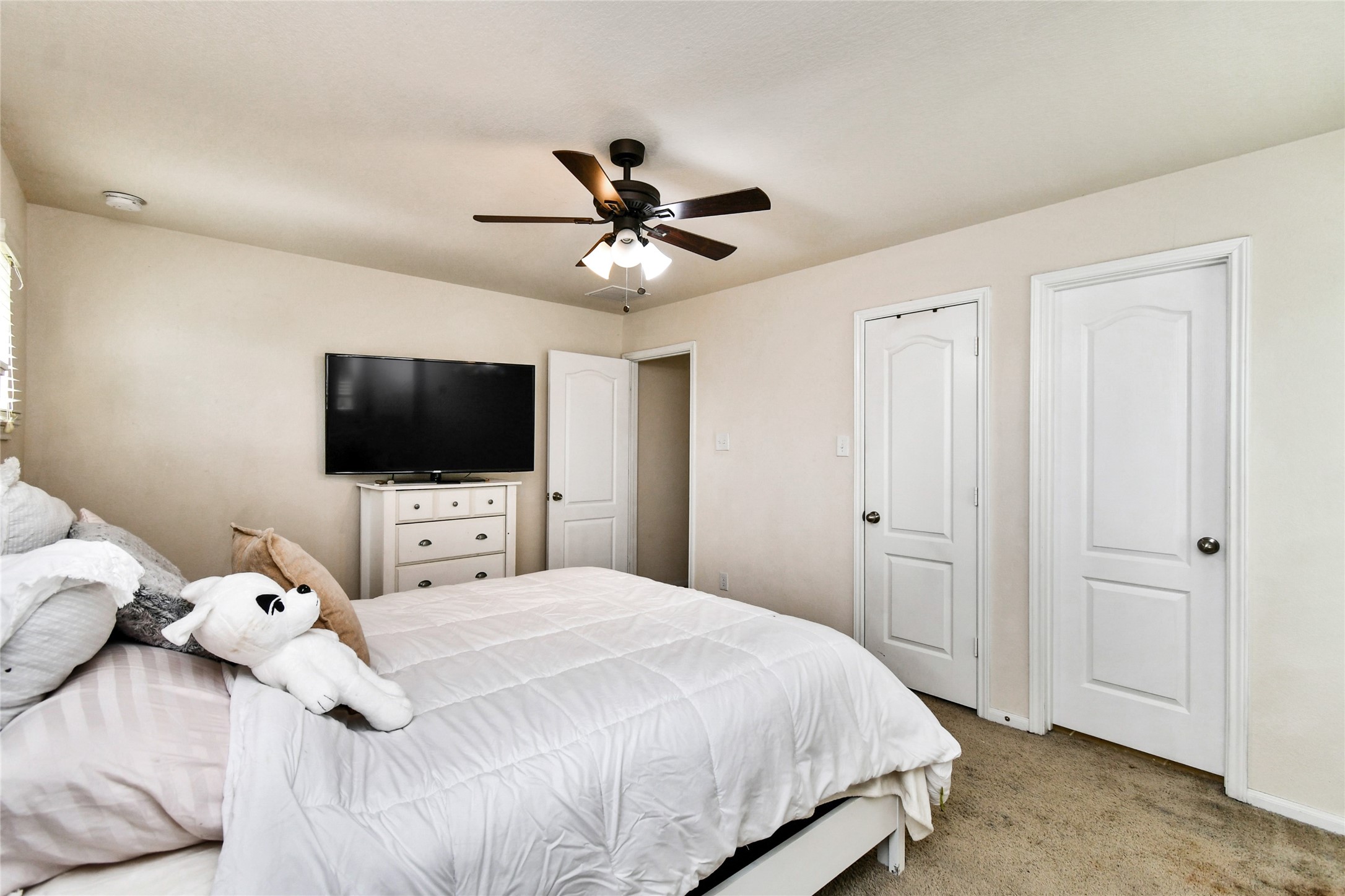 7110 Panther Ridge Drive Spring, TX 77389 - Photo 14 of 24 a bedroom with a bed tv and a chandelier