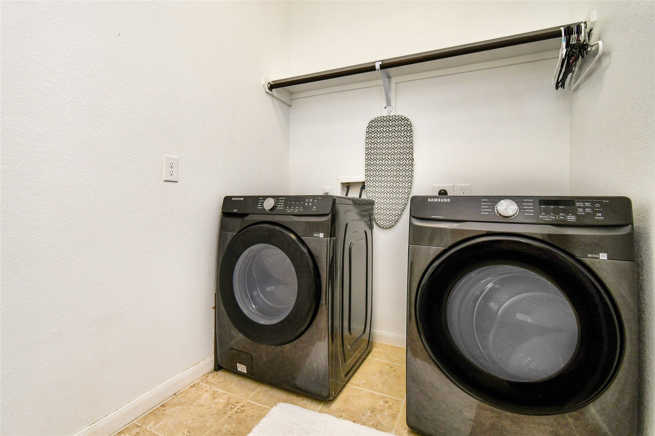 7110 Panther Ridge Drive Spring, TX 77389 - Photo 8 of 25 a utility room with dryer and washer