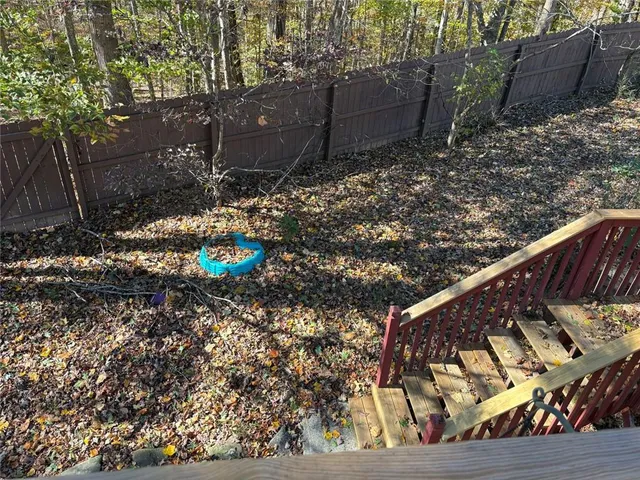 a view of a backyard