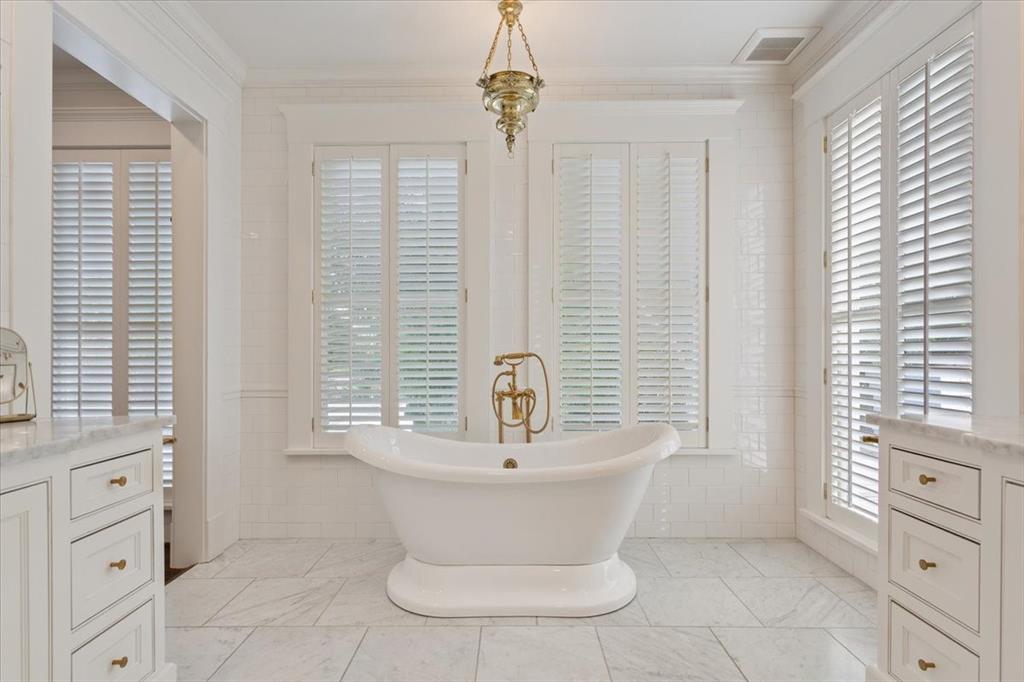 410 Rice Avenue Waco, TX 76708 - Photo 20 of 40 a bathroom with a bathtub and a window