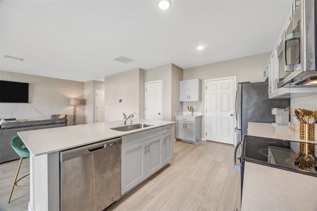 7571 Freesia Trace Wesley Chapel, FL 33545 - Photo 8 of 50