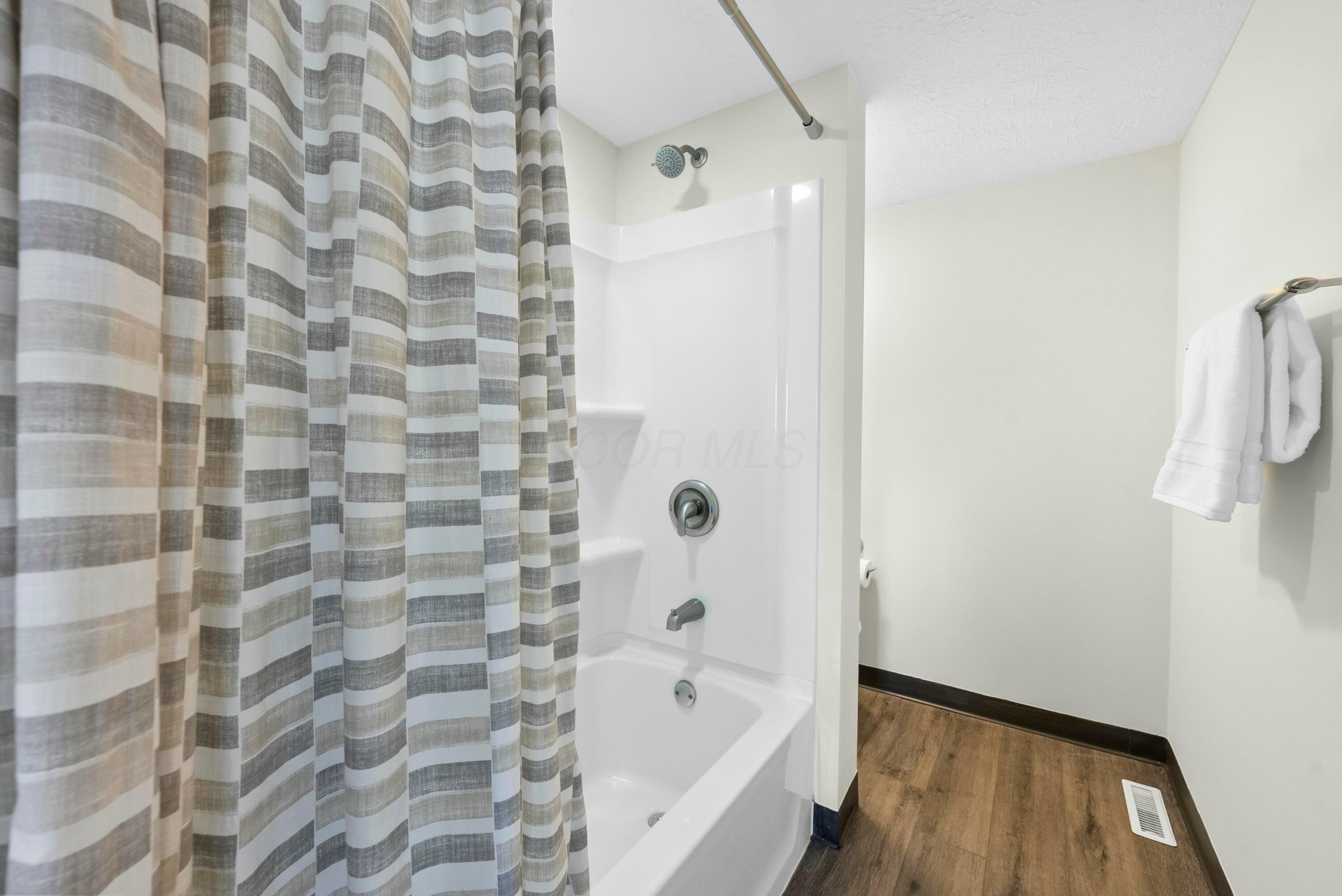 6908 Avery Road Dublin, OH 43017 - Photo 18 of 34 Full Bath