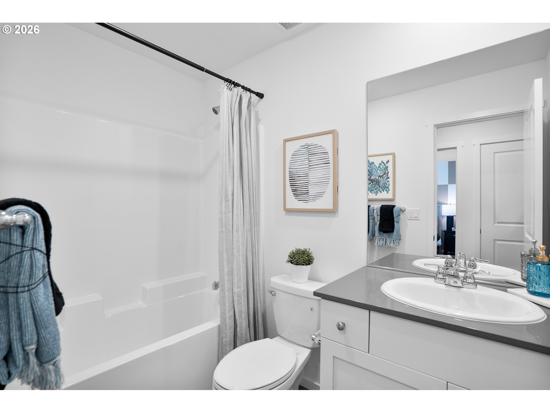 25263 Tanglewood Way Veneta, OR 97487 - Photo 9 of 28 a bathroom with a sink mirror toilet and bathtub