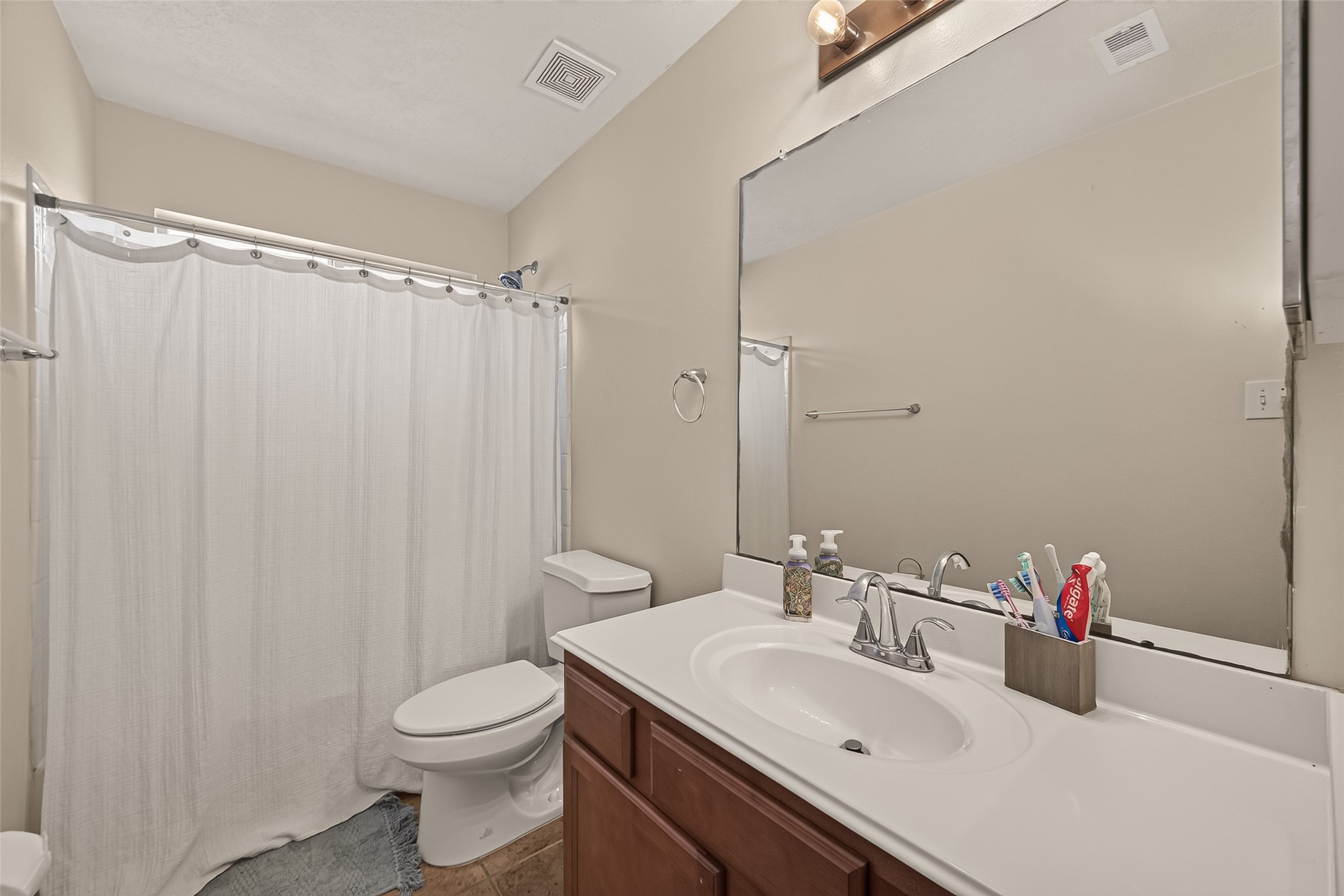 10931 View Pointe Lane Houston, TX 77034 - Photo 9 of 21 Hall bath