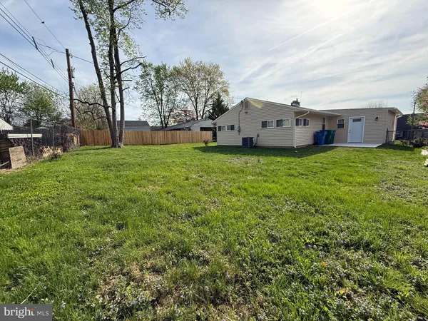 a view of a house with backyard