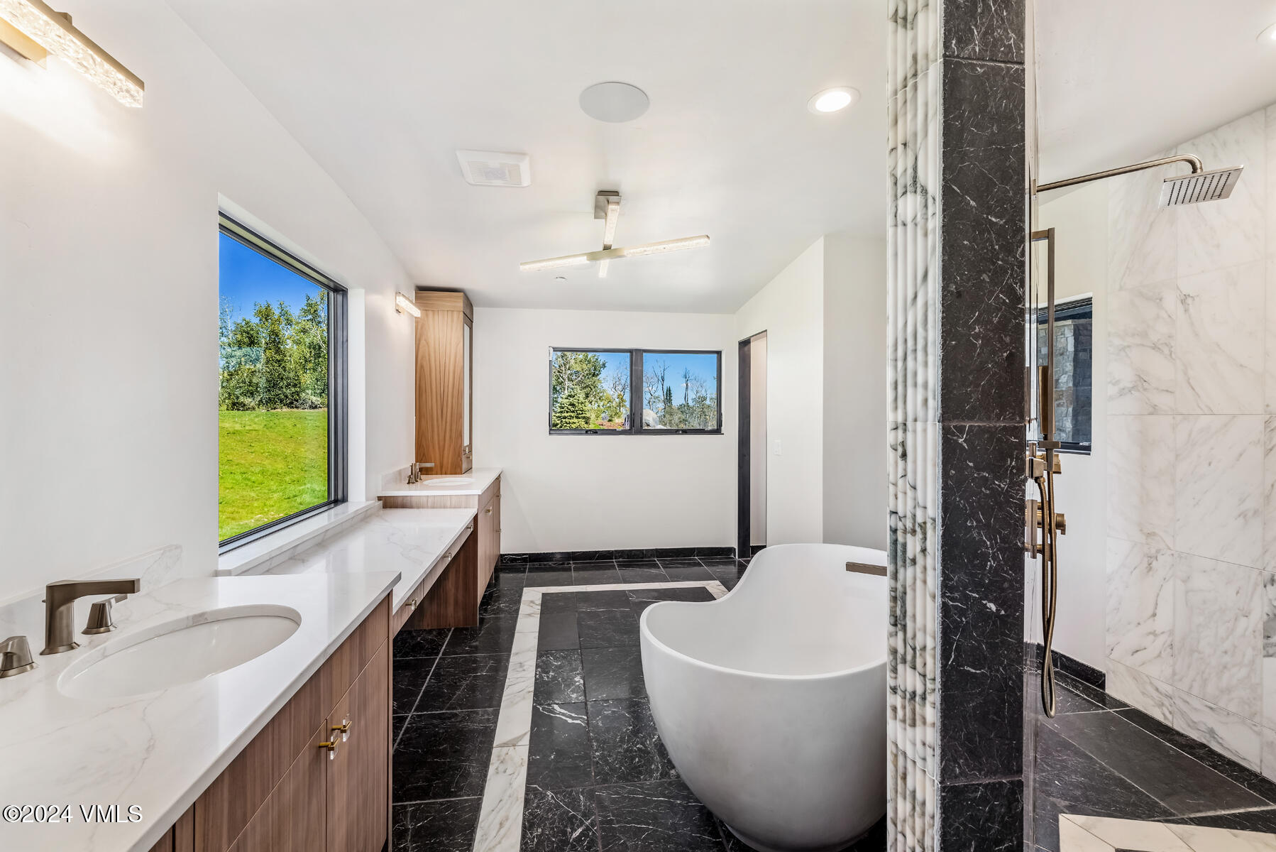 966 Webb Peak Edwards, CO 81632 - Photo 31 of 70 a spacious bathroom with a bathtub and a sink
