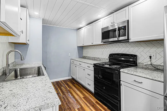 $2,200 | 127 1/2 Oxford Road, New Hartford, NY 13413