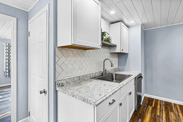 $2,200 | 127 1/2 Oxford Road, New Hartford, NY 13413