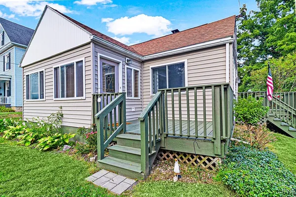 $2,000 | 127 1/2 Oxford Road, New Hartford, NY 13413