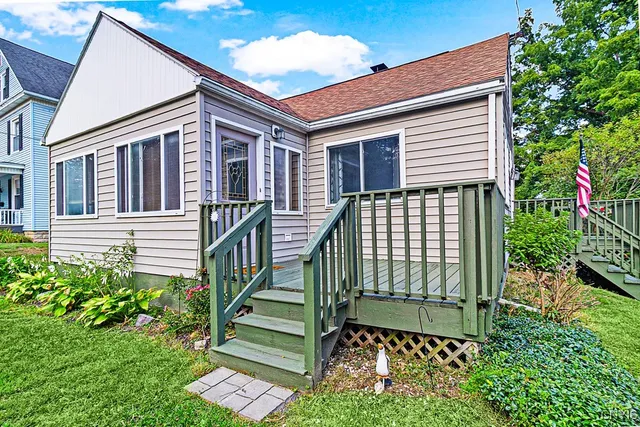 $2,200 | 127 1/2 Oxford Road, New Hartford, NY 13413