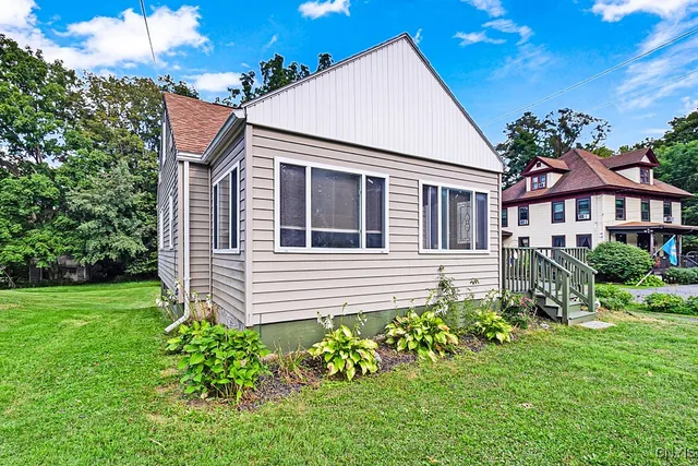 $2,200 | 127 1/2 Oxford Road, New Hartford, NY 13413