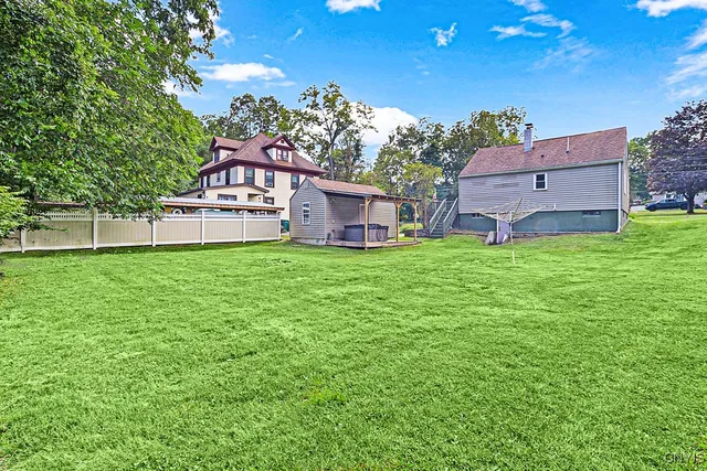 $2,200 | 127 1/2 Oxford Road, New Hartford, NY 13413