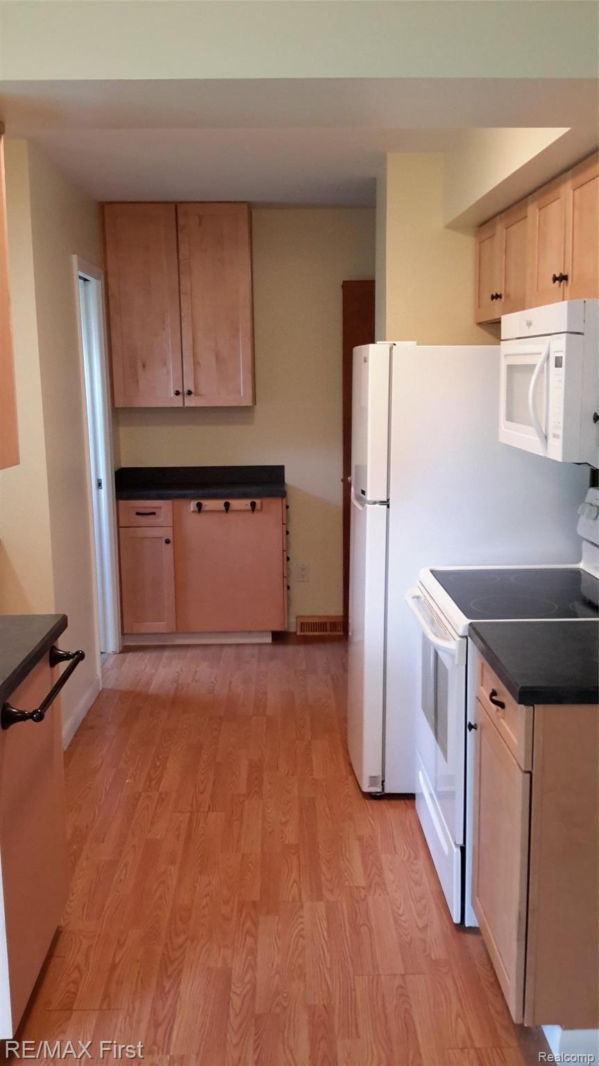 5290 East Carpenter Road Flint, MI 48506 - Photo 8 of 30 GALLEY KITCHEN WITH BUTLER'S PANTRY AND 1ST FLR LAV