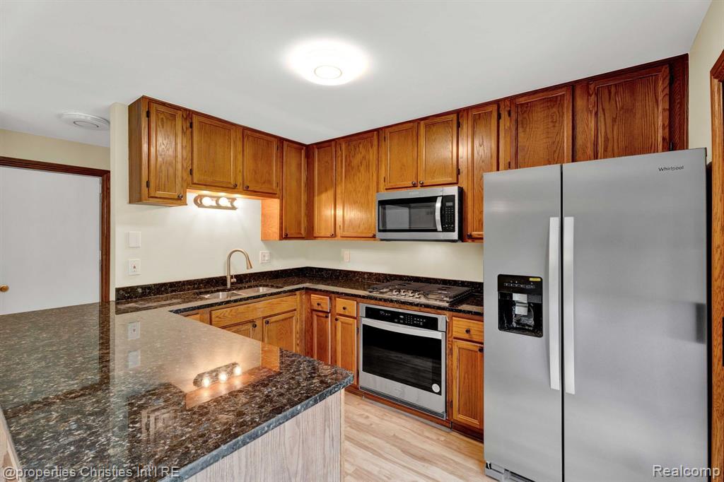 2411 Rochelle Park Drive Rochester Hills, MI 48309 - Photo 12 of 41