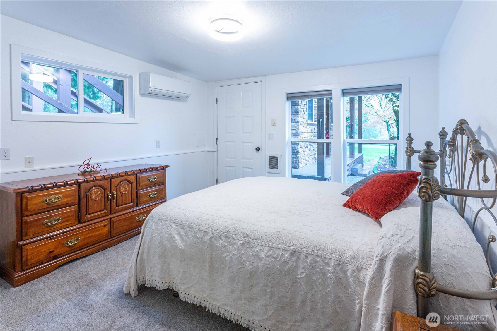 5363 Reese Hill Road Sumas, WA 98295 - Photo 10 of 40 a bedroom with a bed and dresser