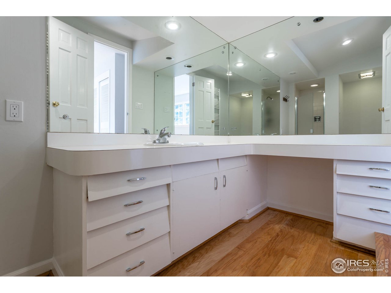 777 Willowbrook Road Boulder, CO 80302 - Photo 19 of 32 3/4 primary bath